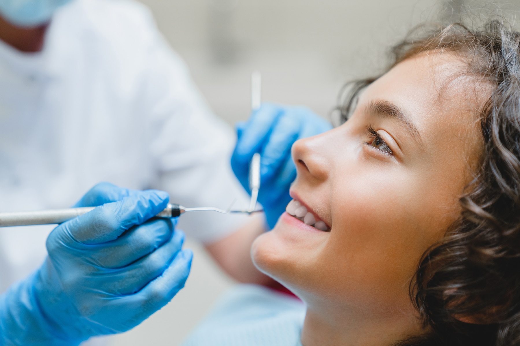 Child getting a comprehensive dental exam in Tennessee